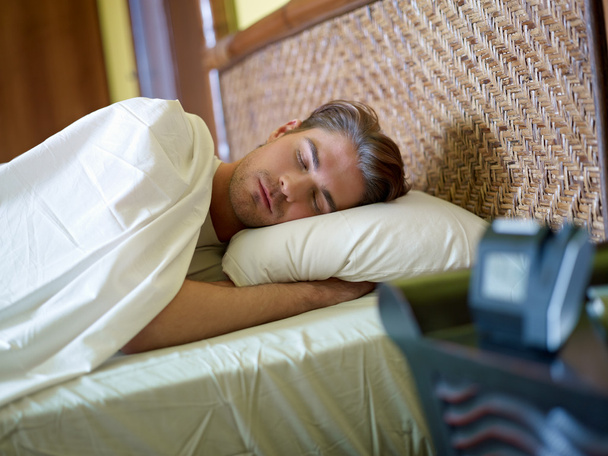 Fiatal felnőtt ember alszik - Fotó, kép