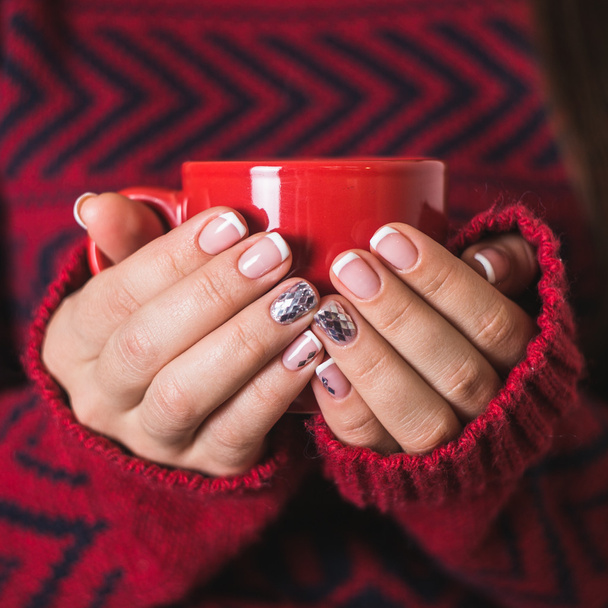 Kırmızı bir fincan kahve tutan kırmızı kazaklı kız - Fotoğraf, Görsel