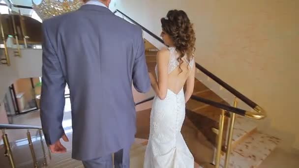 κομψό κομψό νεαρό ζευγάρι όμορφη νύφη και γαμπρός στις σκάλες - Πλάνα, βίντεο