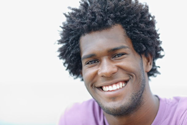 jovem homem africano sorrindo para a câmera
 - Foto, Imagem