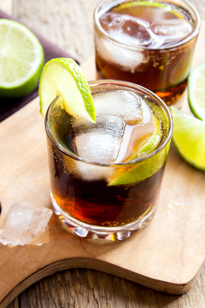Rum and cola Cuba Libre drink - Φωτογραφία, εικόνα