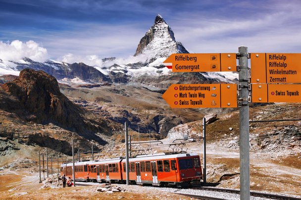Matterhorn mit Schild gegen Zug in Schweizer Alpen - Foto, Bild