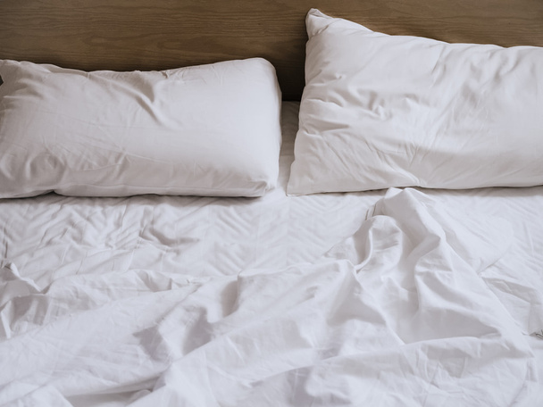 Κρεβάτι στρώμα και μαξιλάρια που παραμόνευε στην κρεβατοκάμαρα - Φωτογραφία, εικόνα
