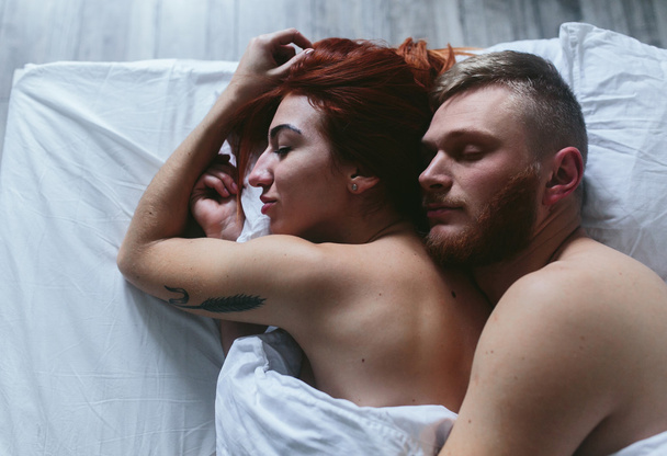 Fiatal pár az ágyban együtt - Fotó, kép