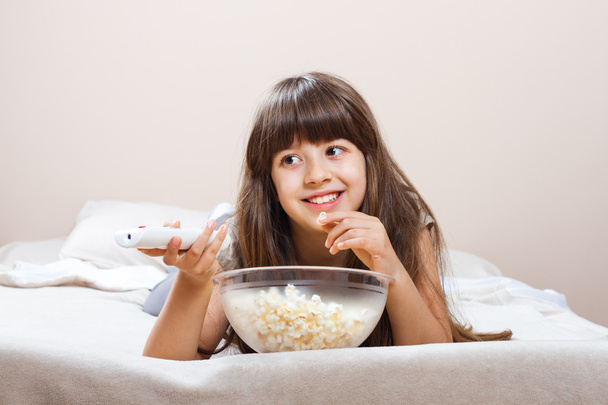 little girl watching tv - Фото, изображение