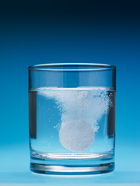 pijnstiller oplost in water - Foto, afbeelding