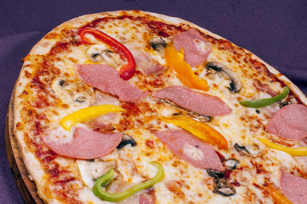 пицца с мясом и овощами - Фото, изображение