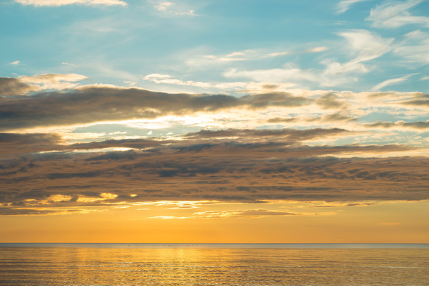 Letní západ slunce na pláži s mraků po obloze - Fotografie, Obrázek