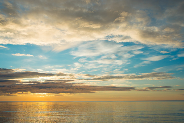 Letní západ slunce na pláži s mraků po obloze - Fotografie, Obrázek