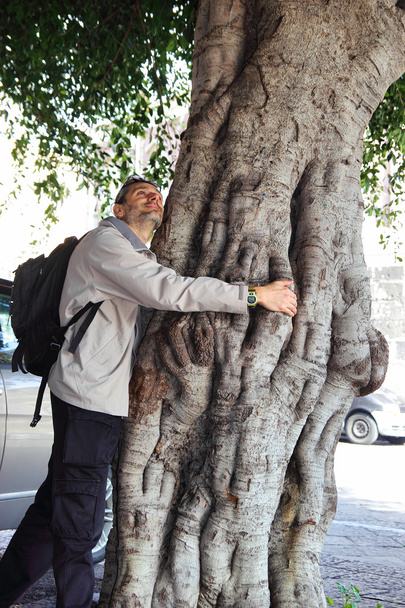 Человек обнимает дерево
 - Фото, изображение