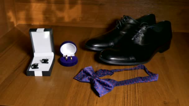 zapatos corbata corbata y gemelos en la mesa Accesorios de la boda
 - Metraje, vídeo
