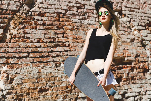 Jeune femme posant avec skate board
 - Photo, image