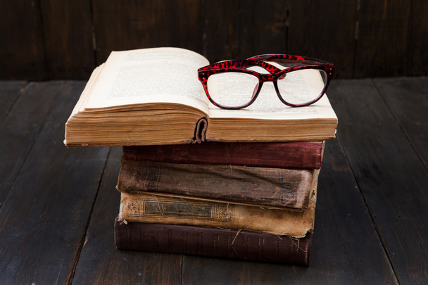 Vintage γυαλιά στη στοίβα βιβλία ανάγνωσης - Φωτογραφία, εικόνα