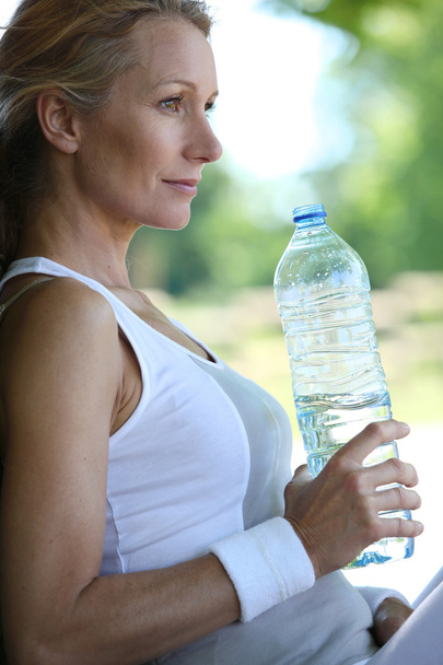 жінка питної води
 - Фото, зображення