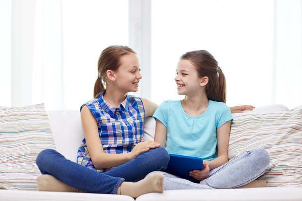 onnellinen tytöt tabletin pc puhuu kotona
 - Valokuva, kuva