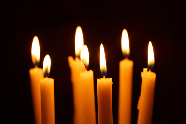 Muchas velas encendidas en negro
 - Foto, imagen