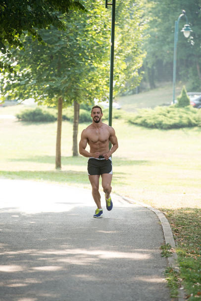 Young Bodybuilder Running Outdoors On A Lovely Day - Foto, immagini