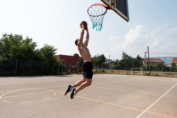 Bodybuilder Playing Basketball Outdoor - Foto, immagini