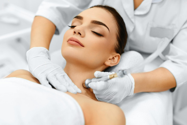Face Skin Care. Diamond Microdermabrasion Peeling Treatment, Bea - Valokuva, kuva