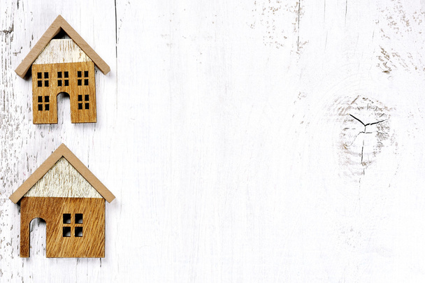два дома на деревянном фоне - концепция недвижимости
 - Фото, изображение