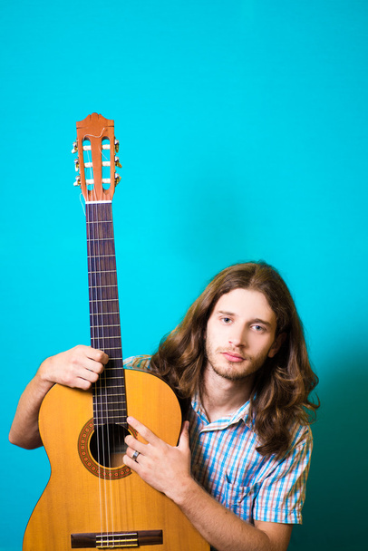 vlasy-muž hraje klasická akustická kytara - Fotografie, Obrázek