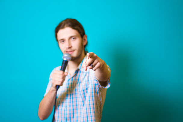 Волосатый мужчина говорит в микрофон
 - Фото, изображение
