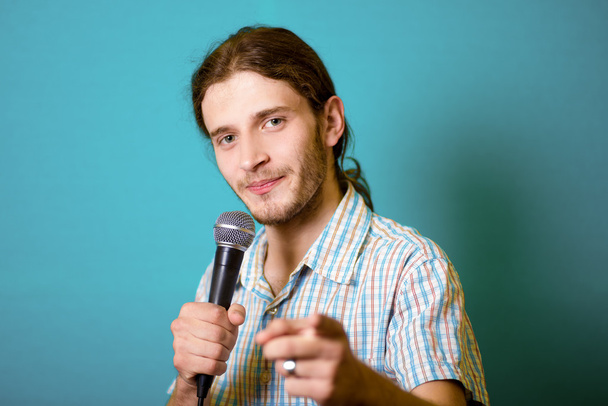 hajú férfi mondja a mikrofonba - Fotó, kép
