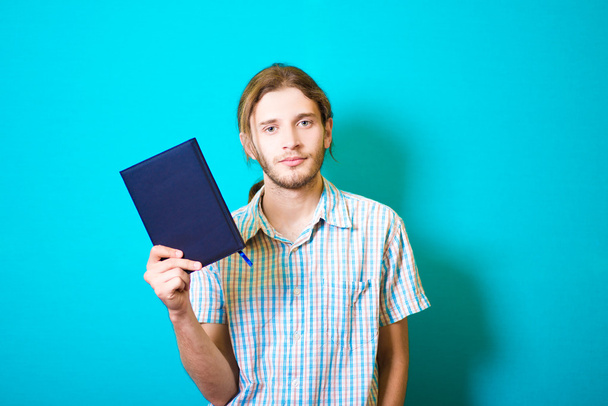 étudiant mâle avec papier pour ordinateur portable
 - Photo, image
