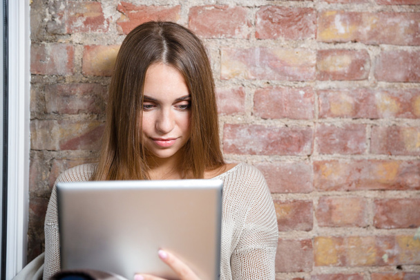 Young woman using tablet computer - Foto, Imagem