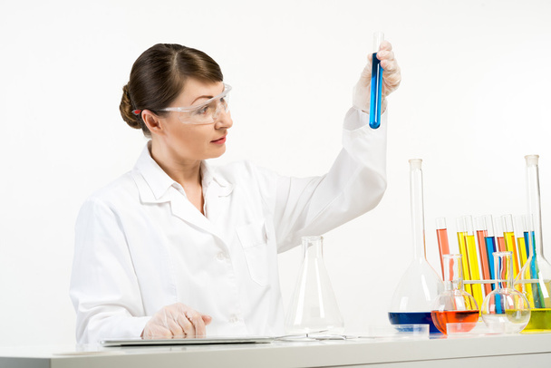 cientista fêmea fazendo testes
 - Foto, Imagem