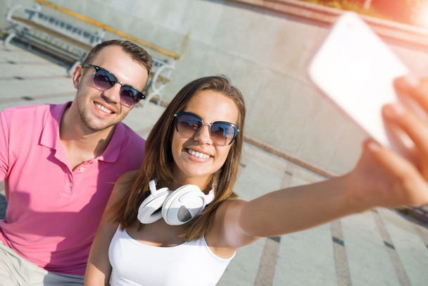 smiling couple taking selfie portrait - Fotografie, Obrázek