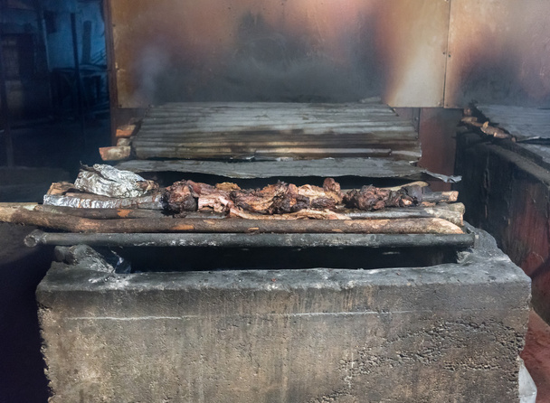 Jerk kip voorbereiding op barbecue grill  - Foto, afbeelding