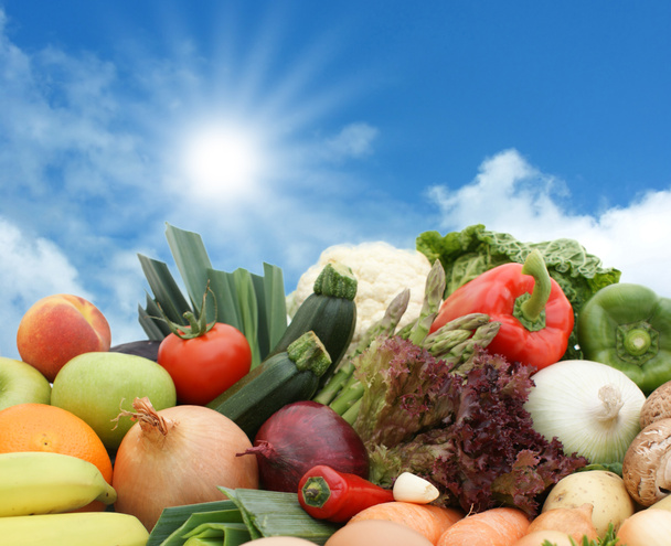 Gyümölcs és zöldség a napfényes ég ellen - Fotó, kép