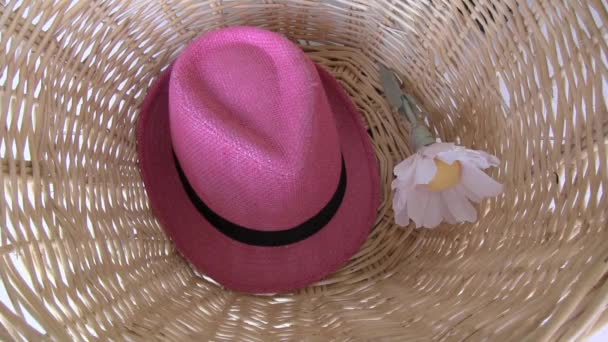słomkowe kapelusze w wiklinowym koszu - Materiał filmowy, wideo