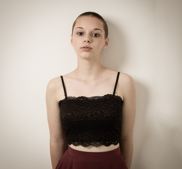 Vyholená plešatý dospívající dívka s černým horní a holá ramena - Fotografie, Obrázek