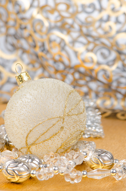 Boule de Noël dorée
  - Photo, image