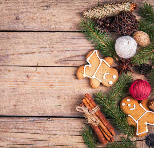 Fundo de árvore de Natal com árvore de Natal e biscoitos em forma de gengibre. a tonificação. foco seletivo
 - Foto, Imagem