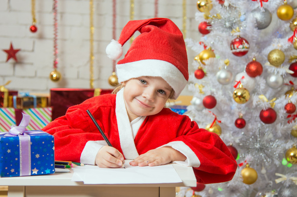 La fille a écrit à la liste de souhaits du Père Noël
 - Photo, image