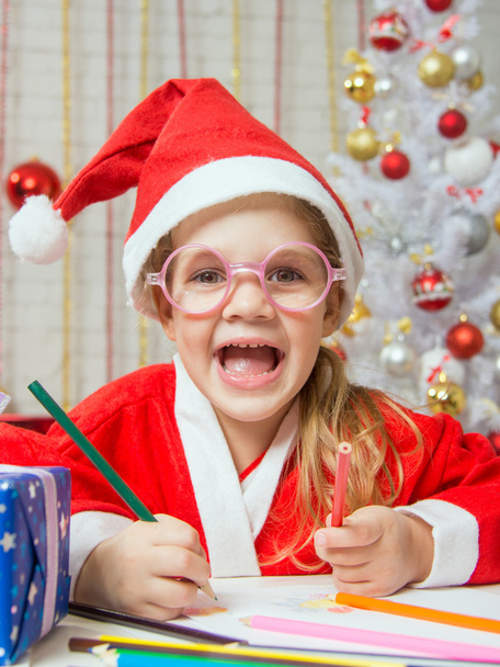 Chica sonriendo feliz dibujo Tarjeta de regalo como regalo para Navidad
 - Foto, imagen