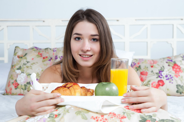 The morning and breakfast of young beautiful girl - Zdjęcie, obraz