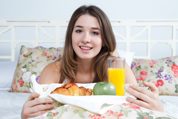 The morning and breakfast of young beautiful girl - Фото, зображення