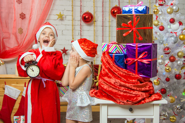 Père Noël et livrer des cadeaux Assistant fin du Nouvel An Eve
 - Photo, image