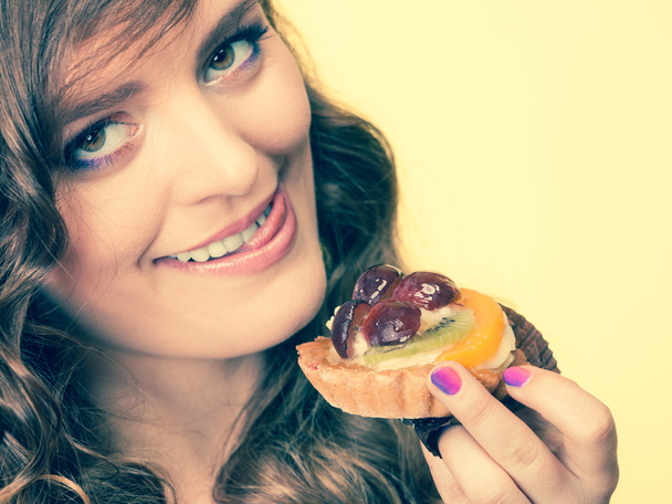 Closeup funny woman eating fruit cake - Фото, зображення