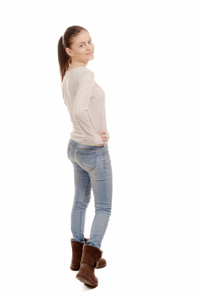  bonita mujer joven de pie sobre fondo blanco, vista trasera
 - Foto, imagen