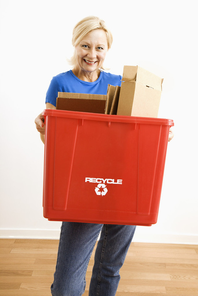 Жінка тримає смітник для переробки
. - Фото, зображення