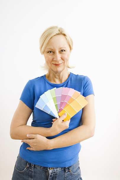 Woman holding paint swatches. - Valokuva, kuva