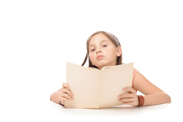mały uczeń dziewczyna studiuje i czytanie książek w szkole - Zdjęcie, obraz