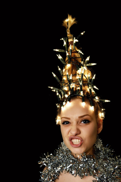 Mulher com luzes de árvore de Natal
 - Foto, Imagem