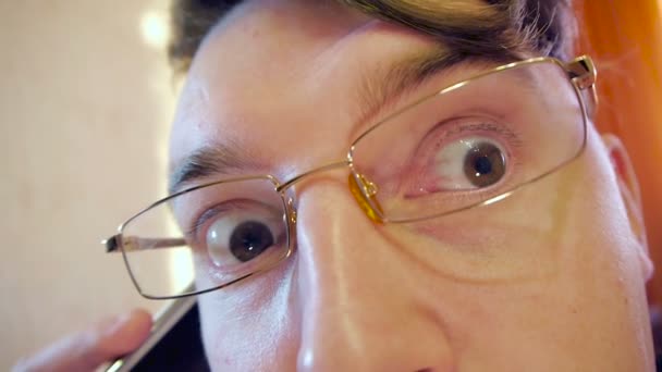 Τρελό μάτι επιχειρηματία σε γυαλιά - Πλάνα, βίντεο