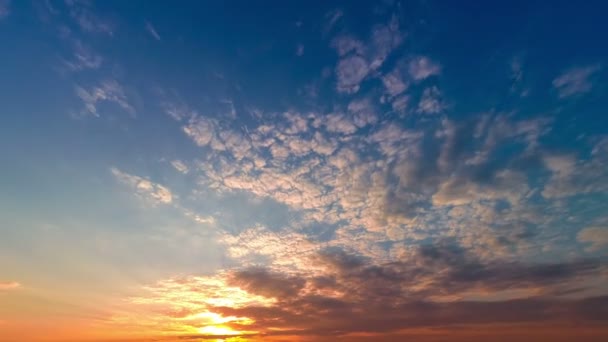 Zachód słońca z szybkie bieganie chmury - Materiał filmowy, wideo